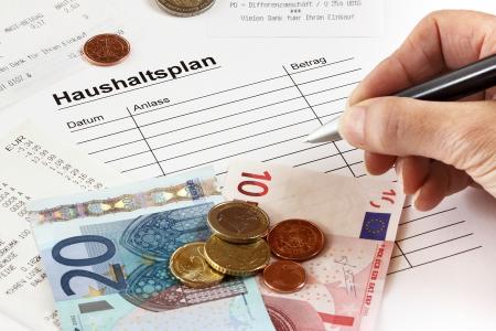 Sparen – für die einen ein Muss, für andere ein Weg zum Ziel. Lesen Sie: 10 Spar-Tipps.