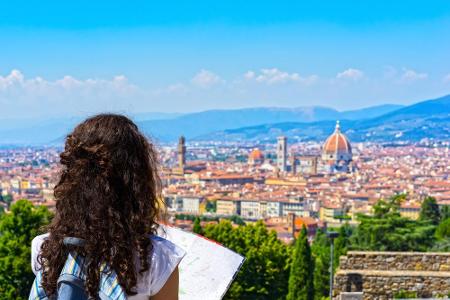 Florenz hält die europäische Fahne hoch! Allein das historische Zentrum der Großstadt zieht jährlich Millionen von Touristen...