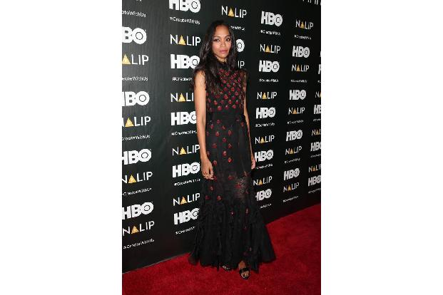 ...Erdbeeren ist man diese Saison gut bestückt. Die schaffen nämlich bei Zoe Saldana das süße Etwas bei ihrem Kleid, das auc...