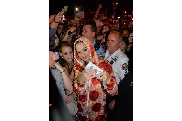 ...dürfte ja zumindest in der Soße vorhanden sein. Noch eins draufgesetzt hat aber Katy Perry mit ihrem Pizza-Onesie. Dezent...