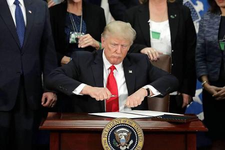 Nach nur fünf Tagen im Amt zückte Trump entschlossen seinen Stift und unterschrieb ein Dekret, das als 