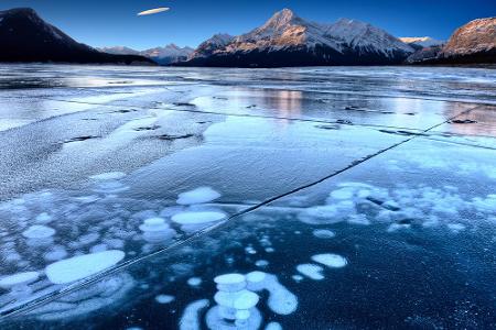 Am Fuße der kanadischen Rocky Mountains liegt der Abraham-See. Im Winter entsteht eine zauberhafte Landschaft. Wenn das Eis ...