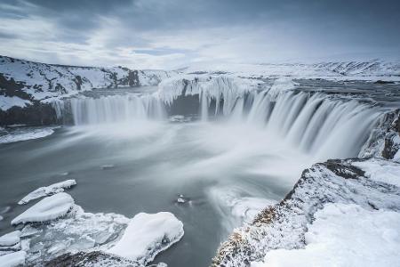 Was entsteht, wenn Kälte auf Wasser trifft? Richtig! Eis. Das ist sehr häufig auf Island zu beobachten. Der Godafoss ist ein...