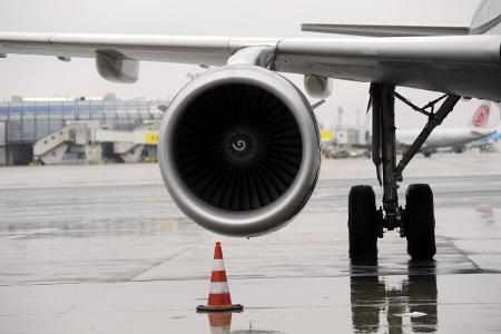 Flugzeug am Flughafen Wien-Schwechat PUBLICATIONxINxGERxSUIx...