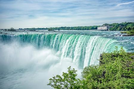 gigantische Niagarafaelle von der kanadischen Seite aus, Kan...
