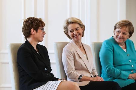 AKK mit Leyen und Merkel imago images Xinhua.jpg