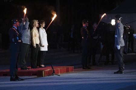Großer Zapfenstreick Leyen, AKK, imago images photothek.jpg