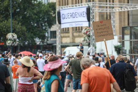 Demo Coronaschutz Querdenken Gegner