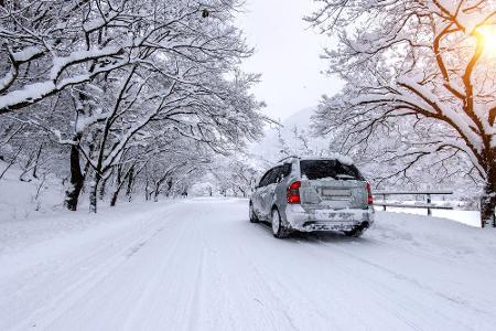 Im Allgemeinen sollte man im Winter in einem hohen Gang fahren und die Drehzahl niedrig halten. Die Kupplung nur langsam und...