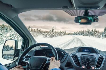 Ruckartiges Lenken unbedingt vermeiden. Falls das Auto trotzdem ins Schleudern gerät, sofort auskuppeln und mit Gefühl, aber...