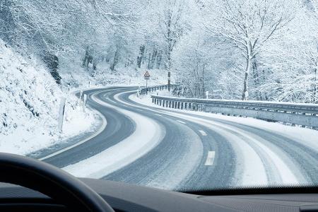 In Kurven müssen Fahrer besonders achtsam sein. Sollte das Auto ausbrechen, dann am besten schnell von der Bremse gehen und ...