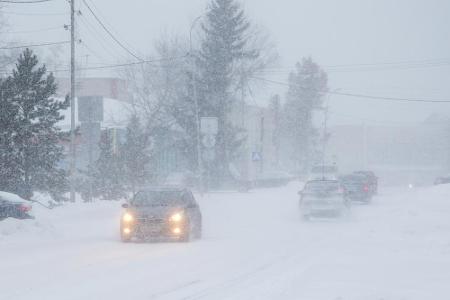 Moderne Autos haben ABS - damit ist bremsen und lenken zeitgleich möglich. Bei verschneiten oder gefrorenen Straßen ist es w...