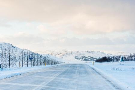 Wer auf einer vereisten Straße zu schnell fährt, der spürt am Gaspedal ein leichtes Pulsieren. Dann heißt es: runter vom Gas!