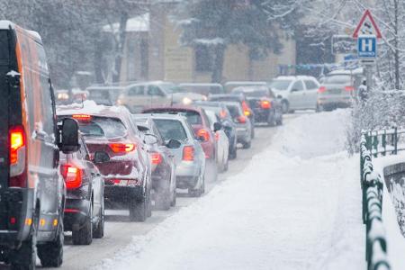 Auf einer glatten Fahrbahn erhöht sich der Bremsweg. Deswegen muss der Abstand zum Vordermann größer sein als bei normalen S...