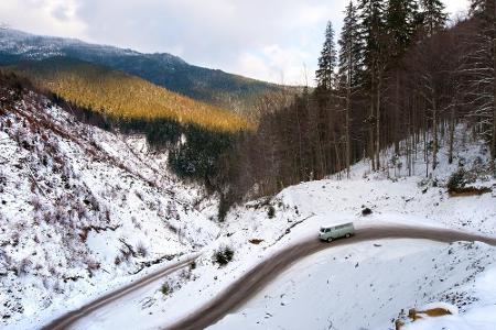 Beim Bergabfahren besteht ein höheres Unfallrisiko. Ungeübte Fahrer sollten langsam fahren, am besten in einem niedrigen Gan...