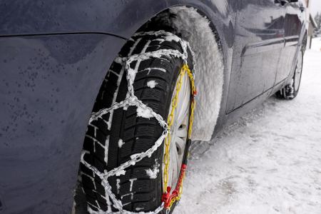 Auf manchen Straßen und in einigen Regionen sind Schneeketten Pflicht. Vor der Fahrt müssen sich Autofahrer genau informiere...
