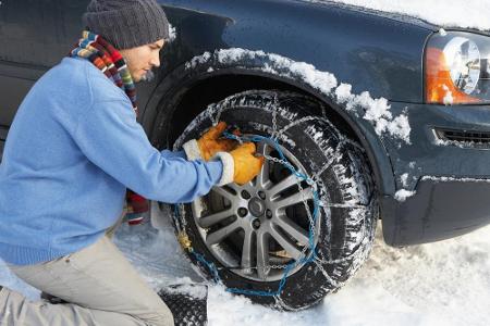 Wer Schneeketten angelegt hat, muss langsam fahren! In Deutschland sind nur 50 km/h erlaubt. Wenn die Ketten nicht mehr benö...