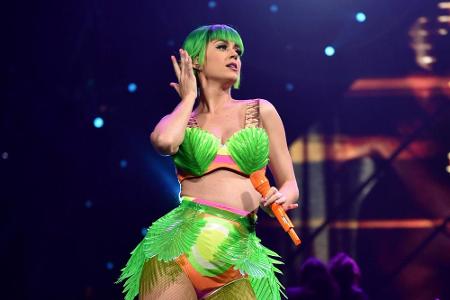 Wie halten Schönheiten wie Katy Perry sich nur so schlank? Als Vorbereitung für ihren Auftritt beim Superbowl 2015, wechselt...