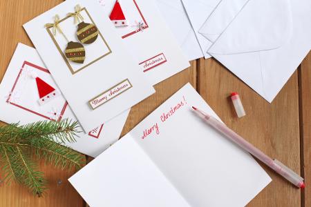 Weihnachtskarten liegen auf dem Tisch