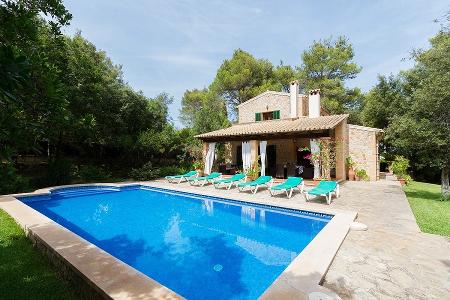 Frau hält ein Stethoskop vor einer Landkarte in der Hand