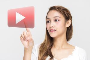 Junge Frau klickt auf „Wiedergabe“