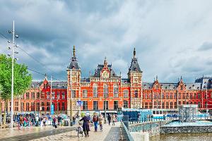 Im Amsterdam Centraal werden vielleicht weniger Leute abgefertigt als in Paris, in Sachen Hashtags schlägt die Hauptstadt de...