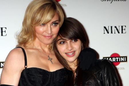 Auch Madonna zählt zu den Ü-40-Müttern. Mit 42 Jahren bekam sie ihren Sohn Rocco. Mit 58 Jahren hat sie zwei kleine Mädchen ...