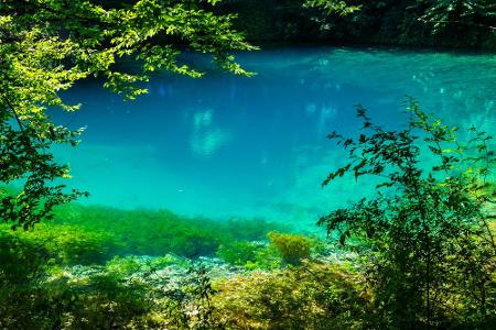 Ganz ohne Höhle, aber nicht weniger blau schimmert der Blautopf. Er liegt am Rande der Schwäbischen Alb bei Blaubeuren. Durc...