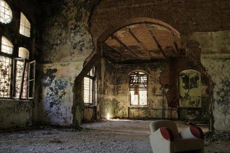 ...und zwar nach Beelitz. Nur Ortskundige wissen, dass die Kleinstadt inmitten eines Spargelanbaugebietes liegt. Die zahlrei...