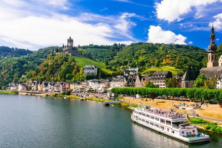 Cochem in Rheinland-Pfalz ist die zweitkleinste Stadt Deutschlands und trotzdem eine der beliebtesten! Nur knapp über 5000 E...