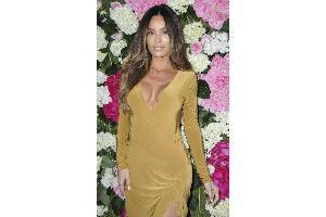 ...die Schwangerschaft von Sarah Stage, die auf Instagram aufgrund ihres immer flachen Bauches trotz Schwangerschaft für Auf...