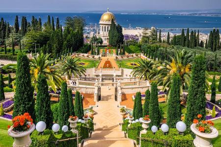 Über 19 Terrassen erstrecken sich die Bahai-Gärten von der mittleren Stadt hinab bis an die 