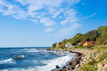 Auf Bornholm, der sonnigen Insel Dänemarks, sind steinige Felsen und riesige Wälder zu Hause. Doch auch Yoga Retreats sind h...