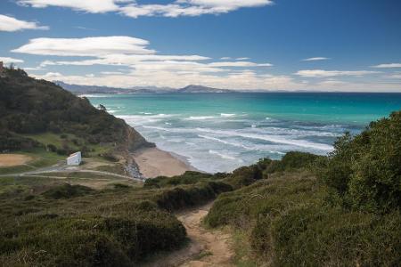 Im französischen Baskenland oder auch in der Bretagne kann man einen wunderschönen Yoga-Urlaub verbringen. Dramatische Lands...