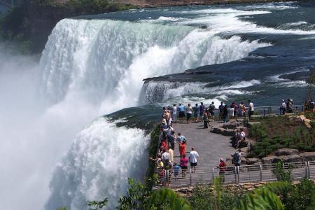 Über 18 Millionen Menschen besuchen jedes Jahr die Niagarafälle. Sowohl auf der kanadischen als auch auf der US-amerikanisch...
