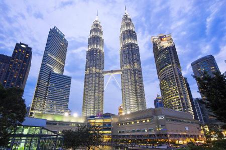 Die Petronas Towers in Kuala Lumpur sind 452 Meter hoch. Auf 172 Metern Höhe liegt die Skybridge, eine Stahlbrücke, die die ...