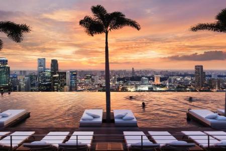 Infinity Pool Panorama CR Marina Bay Sands.jpg