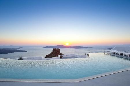 Grace Santorini Infinity Pool at Sunset klein.jpg