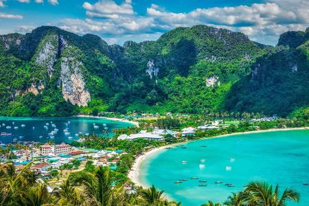 Ko Phi Phi - drei Silben, die vielen Weltenbummlern im Handumdrehen ein Lächeln ins Gesicht zaubern dürften. Die Inselgruppe...