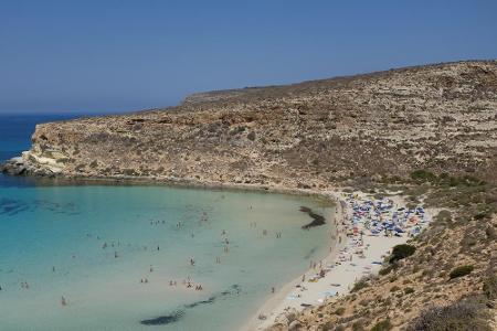 Spiaggia dei Conigli, Italien: Der Küstenstreifen im Westen der Mittelmeerinsel Lampedusa dürfte vielen deutschen Touristen ...