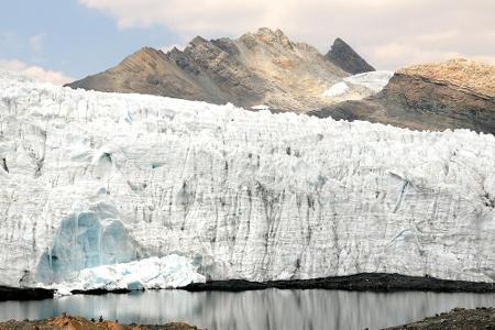 Auch im Süden Perus ist noch Eis zu finden. Die Quelccaya-Eiskappe ist das zweitgrößte tropische Eisfeld der Welt. Zwischen ...