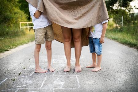 Peinliche Kinder Unter Mamas Kleidung verschwinden