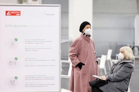 Zwei ältere Damen in einem Impfzentrum
