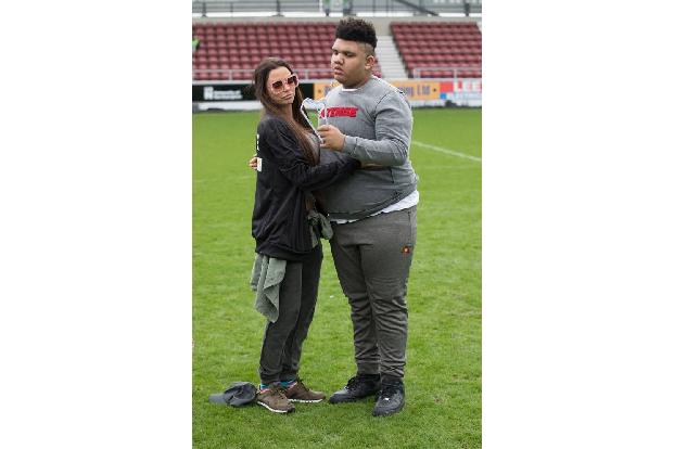 ...16-jährige Harvey, wird immer wieder von seiner Mutter ins Rampenlicht gedrängt. Der Vater des Jungen ist Fußballer Dwigh...