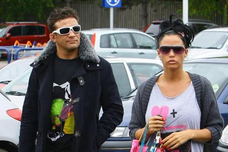 ...seine Mutter durch tragische Männergeschichten abgelenkt ist. So wie durch ihre zerbrochene Ehe Nummer zwei: Nach Peter A...