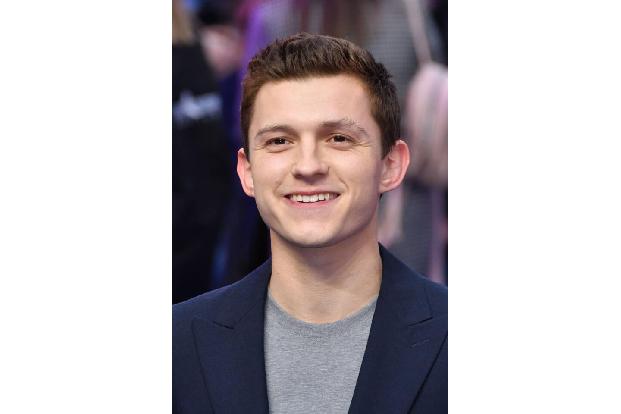 Er gab Tom Holland zwei Fläschchen eines hochkonzentrierten Energydrinks, wie ihn Fitness-Freaks vor Höchstleistungen verwen...