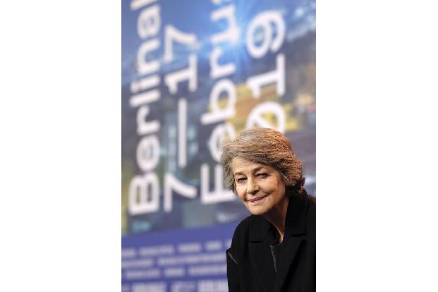 Auch Charlotte Rampling kennt das Gefühl, wenn Frauen selbst ihre schlimmsten Feinde sind und rät: 