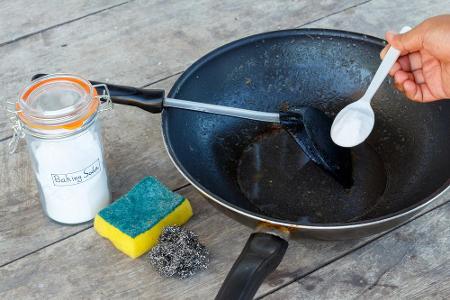Angebrannte Reste lassen sich aus Töpfen und Pfannen meist nur schwer entfernen. Gibt man diese über Nacht in ein Gemisch au...