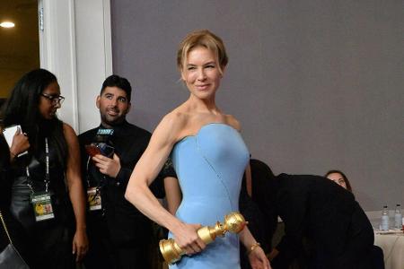 Golden-Globes-Gewinnerin Renée Zellweger nahm ihren Preis in einer eleganten himmelblauen Robe entgegen.