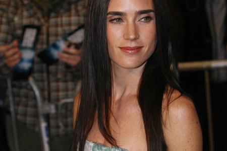 Zwar wurde eine Brustverkleinerung immer nur spekuliert und nie von Connelly selbst bestätigt, aber aktuelle Fotos zeigen di...